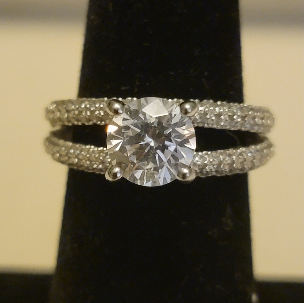 Beautiful sterling silver ring 925 cz size 7